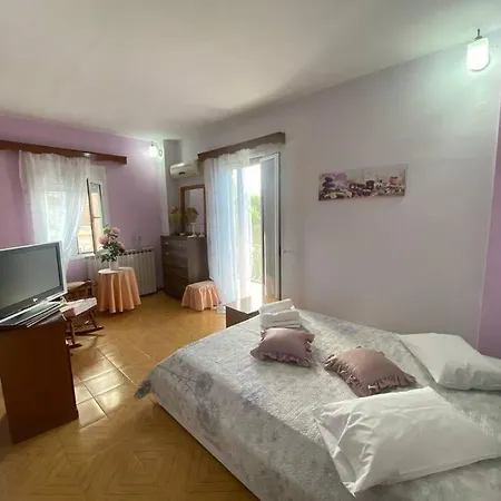 Lydia's Daire Lixouri